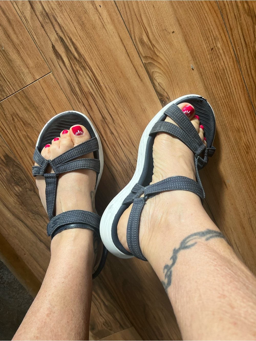 Skechers size 8 Women's Gray Sport Sandals with White Sole